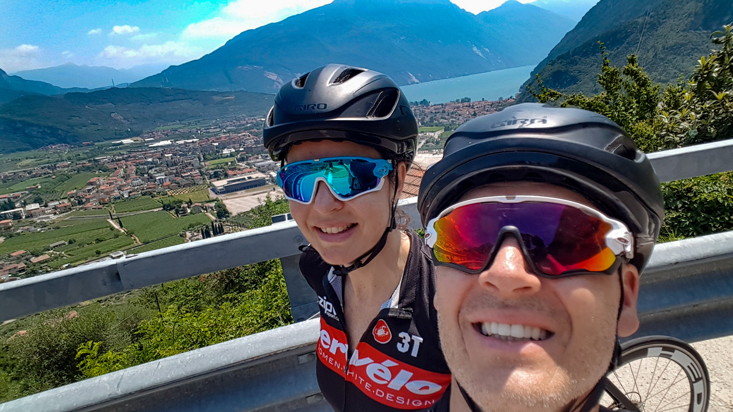 Selfie med Riva del Garda i bakgrunnen